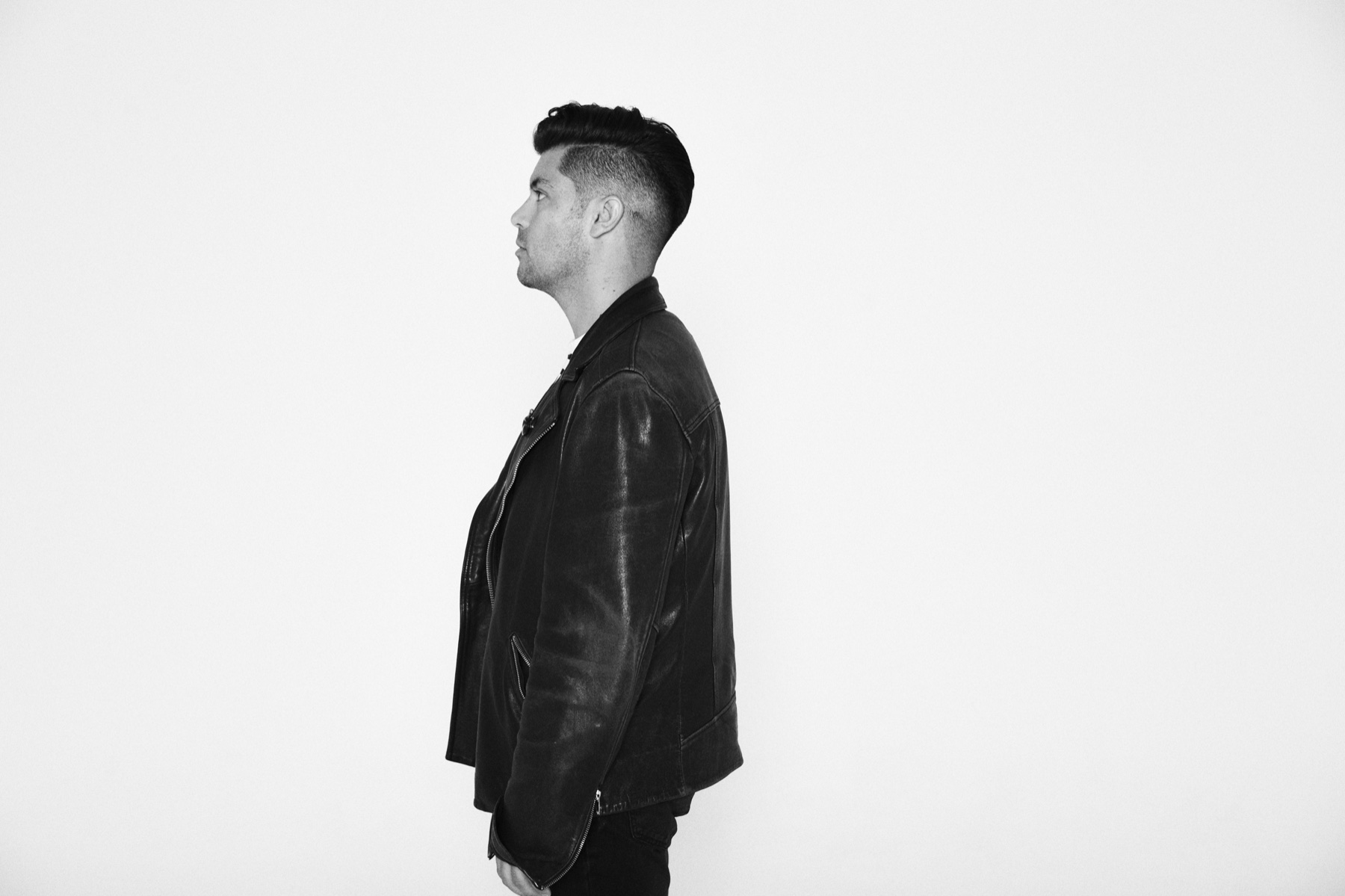 Retrato de perfil de Sebastián Gallardo, músico y productor chileno